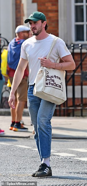 بدا بول هادئًا بشكل غير رسمي أثناء الخروج