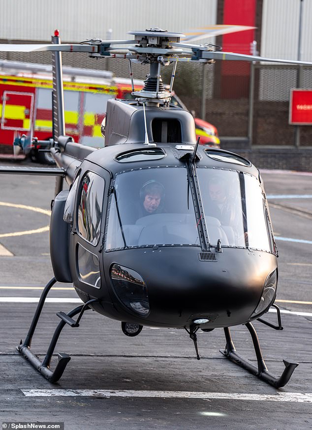 قفز توم إلى طائرته الهليكوبتر واستعد للطيران من مهبط الطائرات الهليكوبتر عبر المدينة