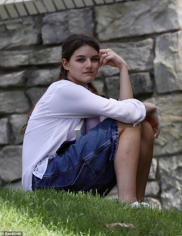 بينما يواصل توم تصوير فيلم آخر من سلسلة Mission: Impossible، استقرت ابنته البالغة من العمر 18 عامًا سوري في مسكنها الجديد بجامعة كارنيجي ميلون (تم تصويرها يوم الأحد)