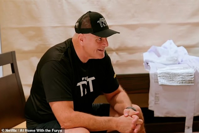 يأتي دعمه لتومي بعد اكتشاف أن جون تنبأ بشكل مخيف بمستقبل ابنه مع مولي ماي عندما وجه انتقادًا وحشي لها لأنها ليست زوجة (جون في الصورة)