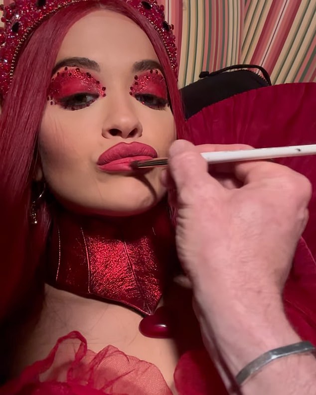 شاركت مغنية Hot Right No مقطع فيديو لها وهي تقوم بتعديل مكياجها وهي مستلقية على كرسي بذراعين مخطط بينما كانت تصور الكاميرا بمظهر متوهج