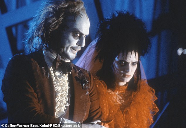 في فيلم الرعب الكوميدي الخيالي المظلم لعام 1988، كانت وينونا تبلغ من العمر 15 عامًا فقط عندما لعبت دور ليديا ديتز، بينما كان مايكل، في الدور الرئيسي، يبلغ من العمر 36 عامًا.
