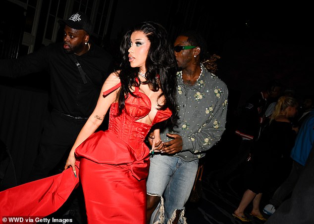 تنتظر مغنية البوب الأمريكية Bodak Yellow البالغة من العمر 31 عامًا طفلها الثالث من زوجها المنفصل Offset. شوهدت في مايو في مدينة نيويورك