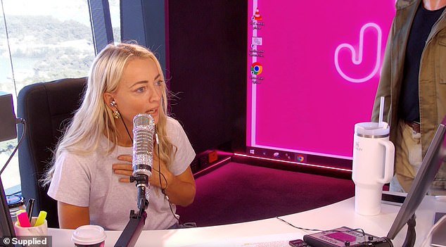 كانت الممثلة البالغة من العمر 54 عامًا تناقش حياتها المهنية في برنامج The Kyle and Jackie O Show على إذاعة KIIS FM عندما كشفت عن مفاجأة مدوية مفادها أن صاحب العمل السابق اعترض على ضحكتها المميزة. في الصورة جاكي أو هندرسون