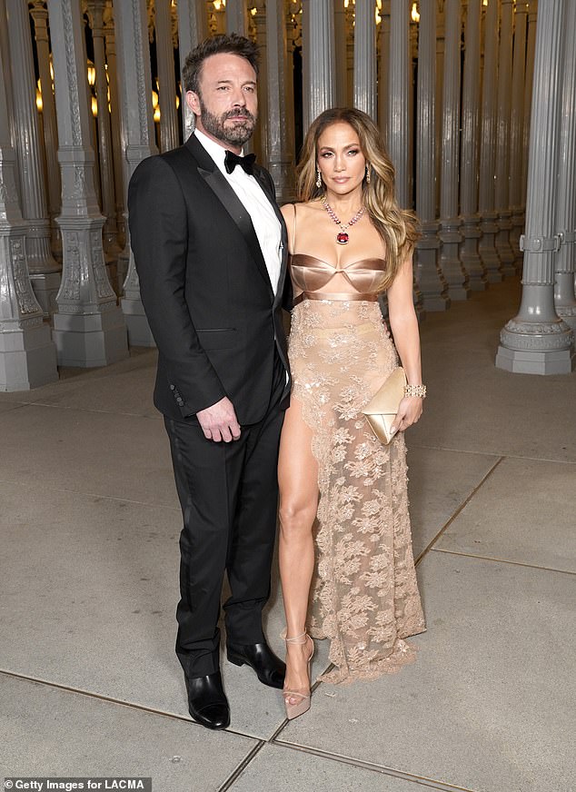 أعربت الحائزة على جائزة الأوسكار البالغة من العمر 86 عامًا - والتي كانت صديقة لـ JLo منذ مشاركتها في بطولة فيلم Monster-in-Law عام 2005 - عن تحفظاتها بشأن الرومانسية المتجددة للمغنية مع أفليك في الفيلم الوثائقي الموسيقي The Greatest Love Story Never Told الذي تم إصداره في فبراير (الصورة في نوفمبر)