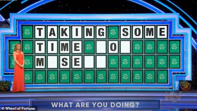 في النظرة الأولى لقطب الإعلام البالغ من العمر 49 عامًا، إلى جانب فانا وايت، قبل الموسم 42، الذي سيُذاع الشهر المقبل، لاحظ مستخدمو وسائل التواصل الاجتماعي ذوي النظرة الثاقبة أن المجموعة حصلت على تحول جذري