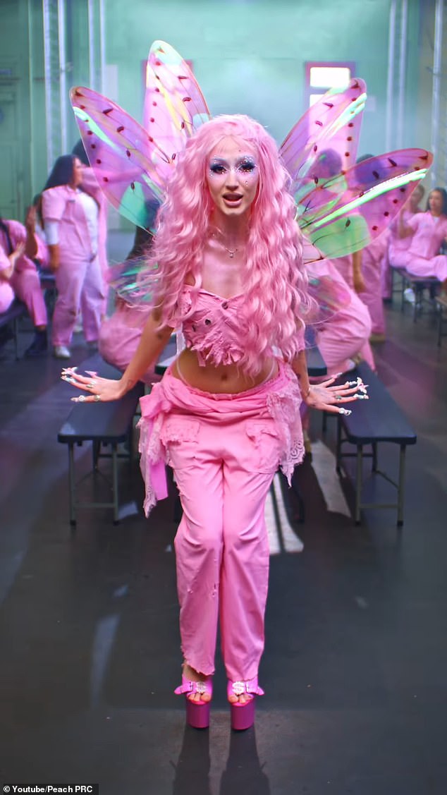 Peach PRC ترتدي زي الجنية الوردي المميز لها في السجن في الفيديو الموسيقي لأغنيتها المنفردة الجديدة