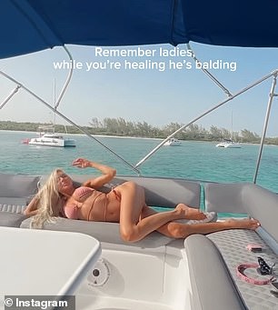 أظهرت شخصية إعلامية - لديها ابن يدعى كريستيان جونيور، يبلغ من العمر ثلاث سنوات، من زوجها السابق - جسدها الممشوق في الجزء العلوي من بيكيني وردي يحتوي على قماش رقيق يلتف حول خصرها