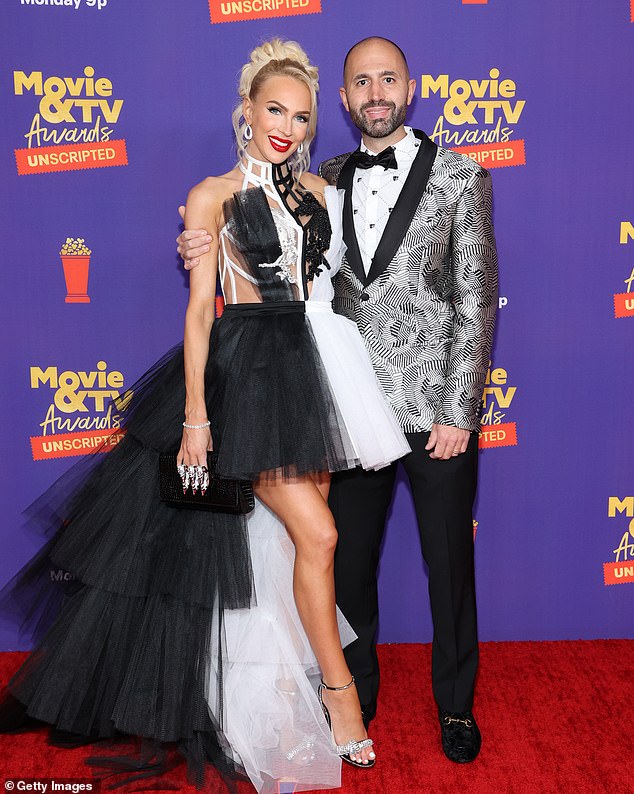 في وقت سابق من هذا العام في مارس، تم القبض على كريستيان في منزلهما في لوس أنجلوس بتهمة الاعتداء بسلاح مميت. سرعان ما حصل كوين على أمر تقييدي مؤقت وتقدم الزوجان بطلب الطلاق في أوائل أبريل بعد وقت قصير من الحادث؛ شوهد في عام 2021 في لوس أنجلوس