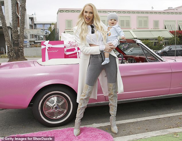 في مارس، شوهد كريستيان خارج منزله مقيد اليدين أثناء إلقاء القبض عليه بتهمة رمي 