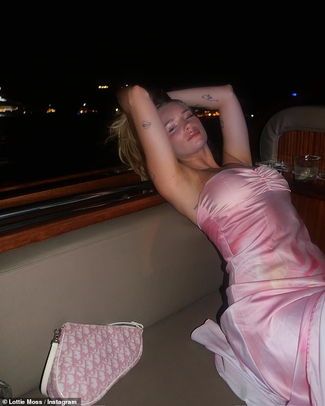 علقت لوتي على المنشور: 