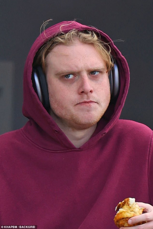 وهو جاكسون ستيفانوفيتش، نجل مقدم البرامج الشهير كارل، البالغ من العمر 50 عامًا. جاكسون شغوف بالموسيقى، وقد أخبر سابقًا كيف ساعدته الغيتار الصوتي الذي أهداه إليه والده كارل في عيد ميلاده السابع عشر في تحسين صحته العقلية.