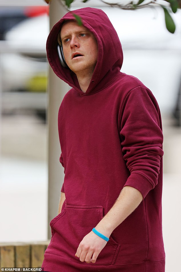 تم رصد الشاب البالغ من العمر 24 عامًا، والذي يستضيف والده برنامجًا شهيرًا للغاية على القناة التاسعة، وهو يرتدي ملابس غير رسمية أثناء توجهه لتناول وجبة خفيفة سريعة