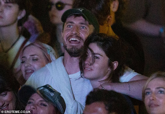 أكد الممثل علاقته الرومانسية الجديدة مع نجمة البوب ​​خلال نزهة مليئة بالمودة في لندن في وقت سابق من هذا الأسبوع