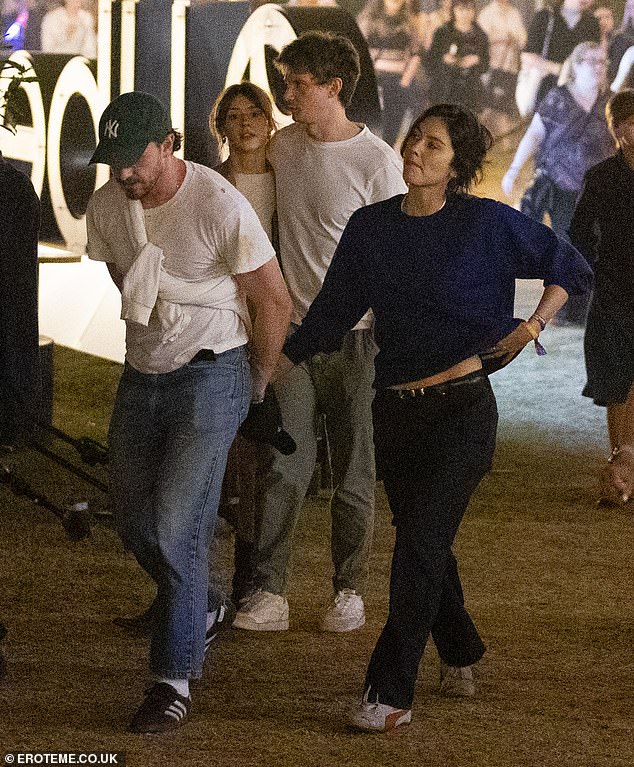 لم تتمكن جرايسي - ابنة أسطورة صناعة أفلام حرب النجوم جيه جيه أبرامز - من إبعاد ذراعيها عن الشاب الوسيم