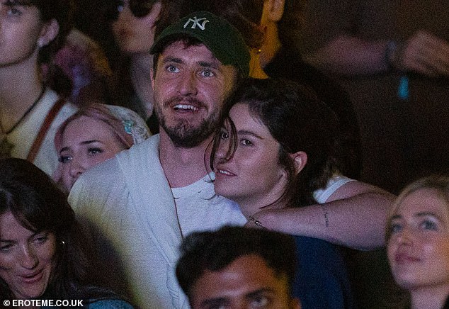 بدا بول وجراسي مفتونين عندما لف ذراعه حولها أثناء العرض وأمسك بيدها أثناء مغادرتهما المكان