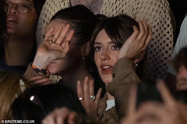 كشفت ديزي سابقًا عن علاقتها الطيبة مع صديقها المقرب وزميلها في البطولة بول - ووصفته بأنه 