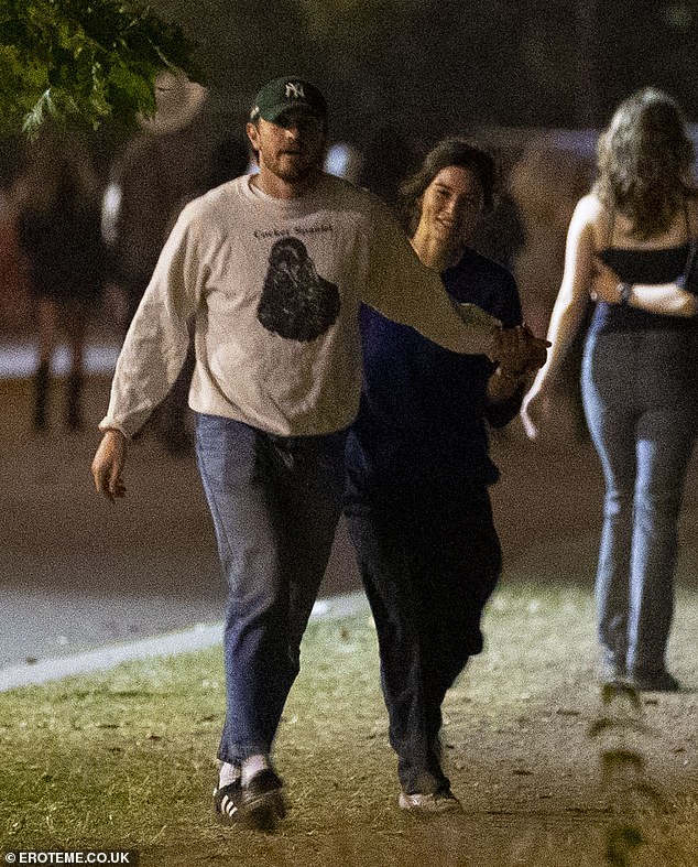 تم رصد نجم Gladiators لأول مرة مع المغنية في يونيو وكانا في العديد من النزهات العامة معًا منذ ذلك الحين