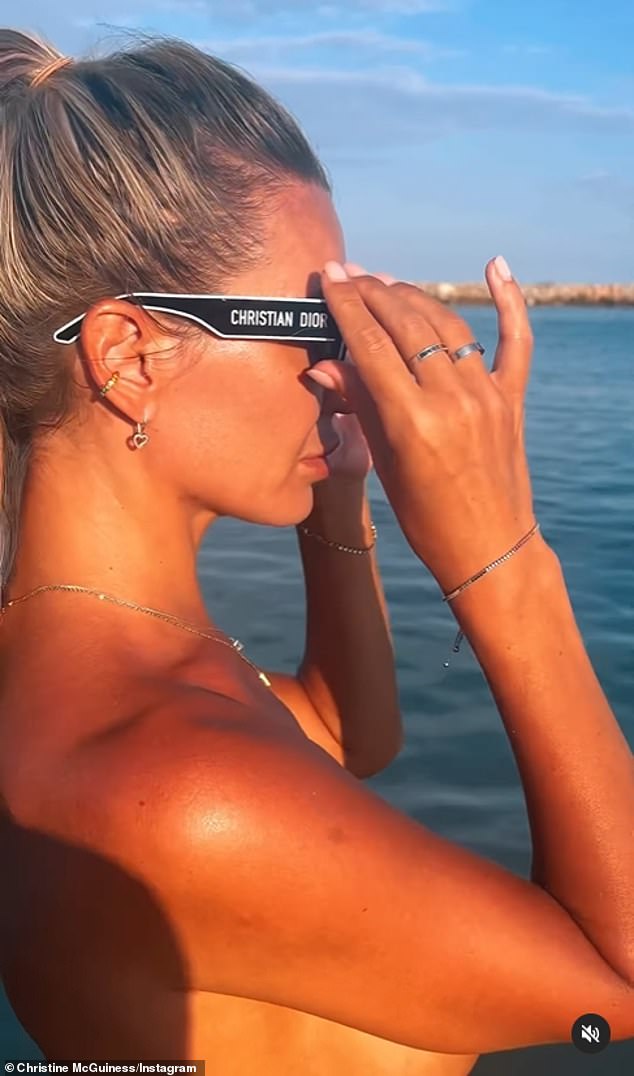 استعرضت لياقتها البدنية الممشوقة وهي ترفع ذراعيها في الهواء من أجل مقطع الفيديو المثير