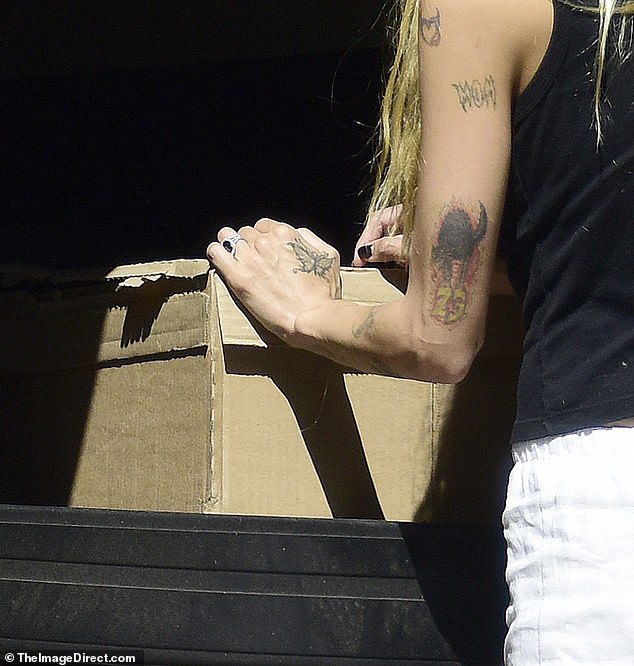 أظهرت الطاهية الطموحة خاتم خطوبتها الماسي المبهر أثناء رفع الصناديق