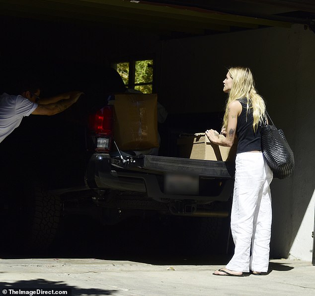 استغرقت جابرييت وماتي بعض الوقت للاستراحة وسط يوم الانتقال المزدحم