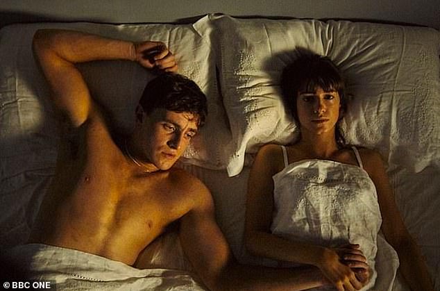 اكتسب الثنائي شهرة كبيرة عندما تم بث مسلسل Normal People في عام 2020، حيث أصبح العرض المسلسل الأكثر بثًا على الهواء هذا العام على قناة BBC