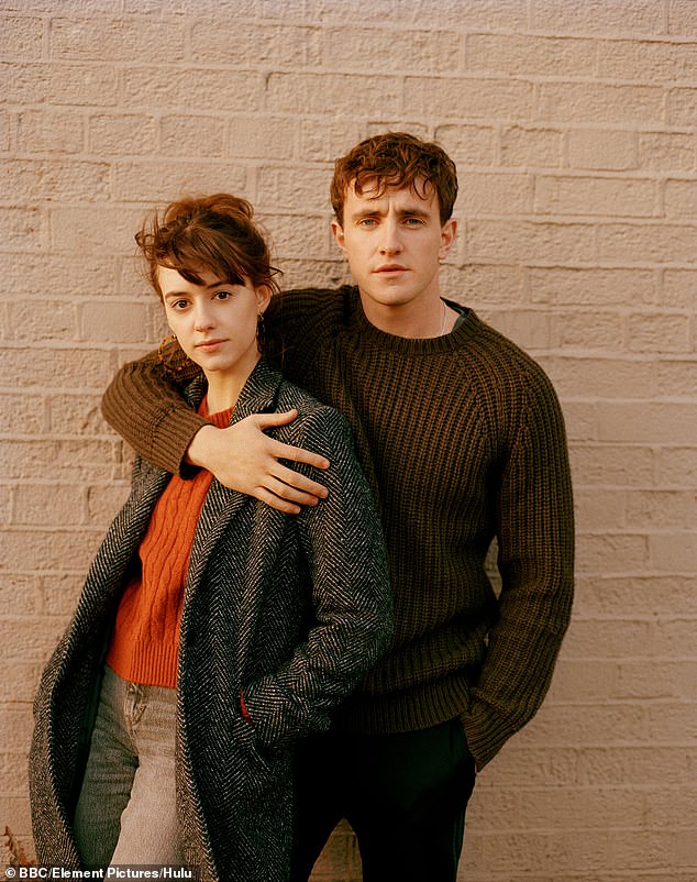 في حين أنهما يستمتعان بالتواجد معًا اجتماعيًا، يبقى أن نرى ما إذا كان الثنائي سيعملان معًا مرة أخرى (في الصورة في مجلة Normal People)