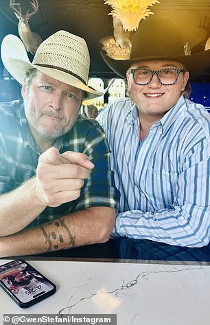 وتشمل الصور الأخرى صورة للمراهقة مع زوج مغنية Just a Girl، بليك شيلتون، 48 عامًا، والذي كان في حياة الشاب منذ أن التقى هو وستيفاني في عام 2015.