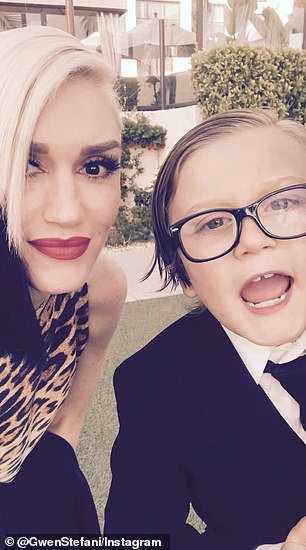 يأخذ المنشور على وسائل التواصل الاجتماعي العائلة والمعجبين في رحلة عبر الزمن