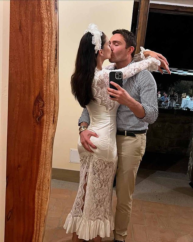 ارتدت إيمي فستانًا من الدانتيل الأبيض مع عصابة رأس مزخرفة متناسقة للحفلة 