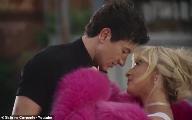 في يونيو، ظهرت باري في الفيديو الموسيقي الخاص بها لأغنية Please Please Please وتحدثت عن عملها مع النجمة المولودة في أيرلندا