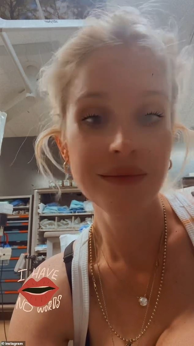 ثم نشرت منشورًا آخر لها وهي تضع يدها على جبهتها، وتهز رأسها، ووضعت ملصقًا مكتوبًا عليه 