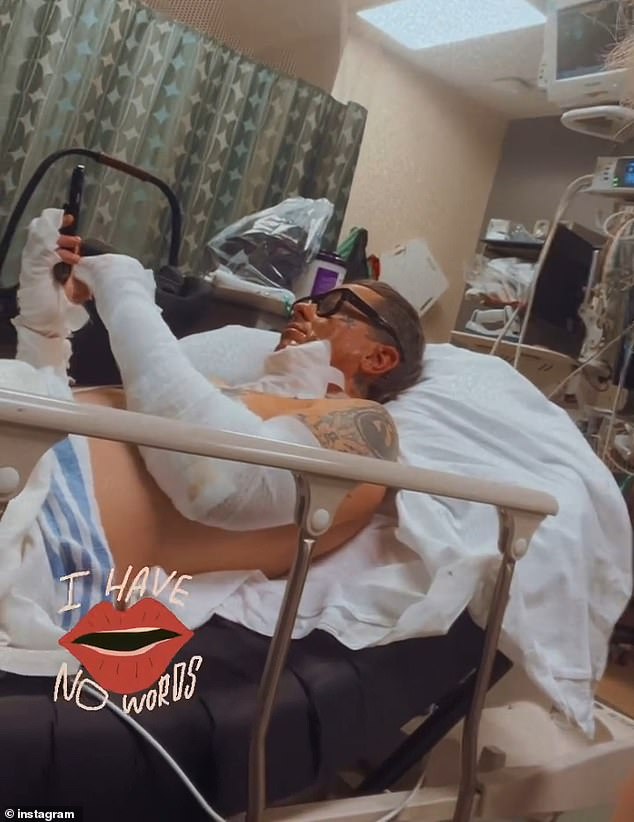 ثم حولت الكاميرا لتظهر ويلسون وهو مستلقٍ على سرير المستشفى ويتصفح هاتفه.