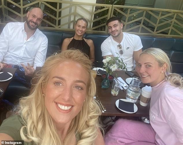 في حين تجمعت دائرة مولي ماي المقربة من الأصدقاء والعائلة حولها، أصر شقيق تومي تايسون فيوري وزوجة أخيه باريس على أنهما لن 