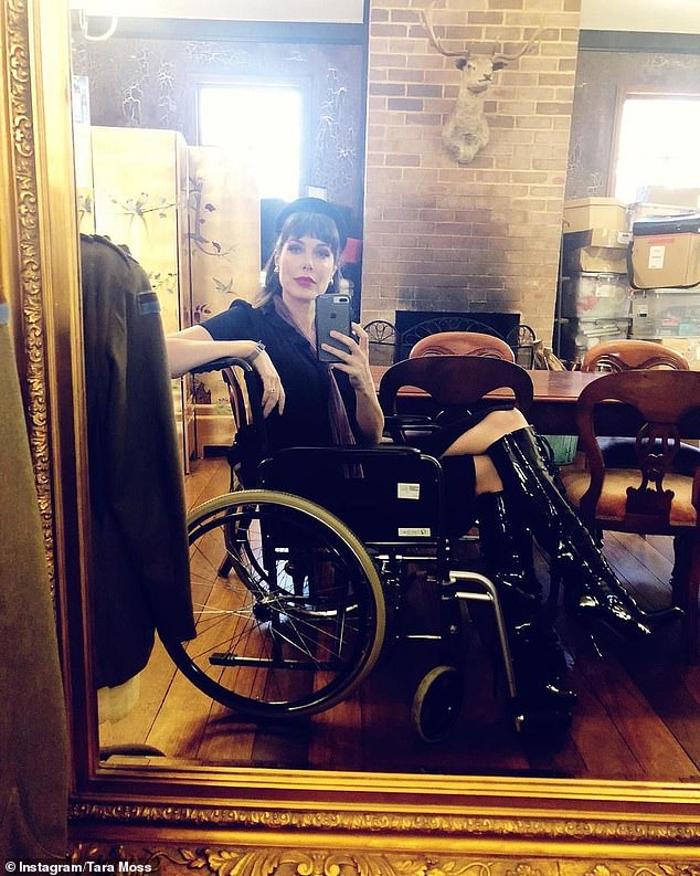 تعاني عارضة الأزياء التي تحولت إلى مؤلفة من متلازمة الألم الإقليمي المعقد (CRPS) وقد تركتها في بعض الأحيان طريحة الفراش، وفي أحيان أخرى تستخدم كرسيًا متحركًا أو عصا للتنقل