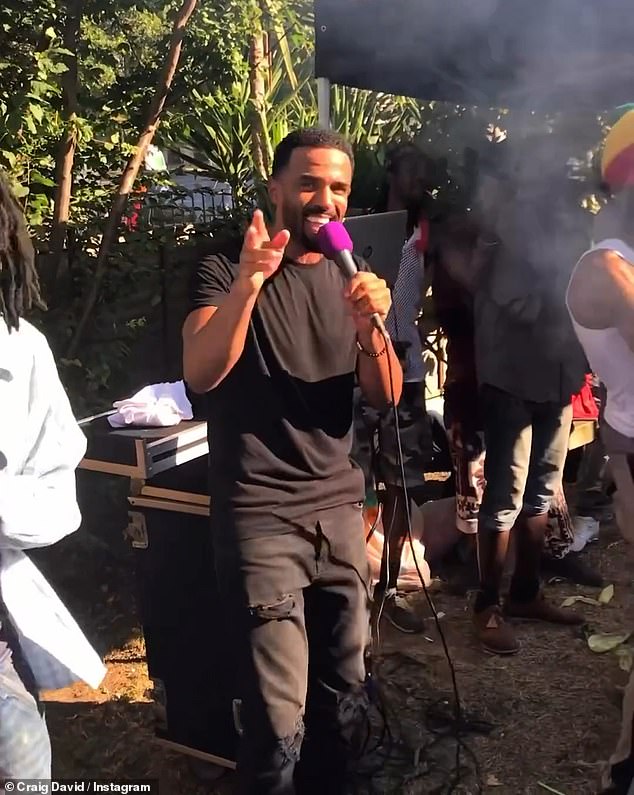 في مقطع فيديو نشره على إنستغرام، استولى المغني على الميكروفون لأداء أغنيته الكلاسيكية الناجحة 7 Days التي صدرت عام 2000