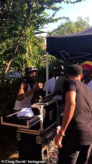 سرعان ما تجمع حشد صغير حوله عندما بدأ الناس يدركون أنه وجه مشهور يغني