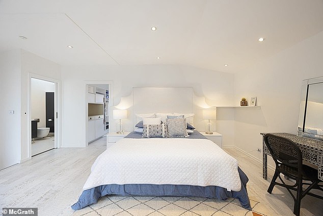 تشمل ميزات المنتجع الفاخر الأرضية المُدفأة، والدرابزين، وغرفة البخار والدش المزدوج