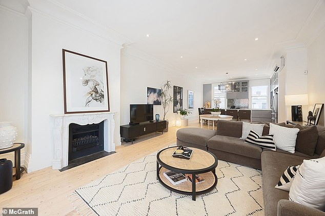 تقوم Shaynna بتأجير المنزل مفروشًا بالكامل وقد قامت بتنظيفه كل أسبوعين كجزء من الإيجار