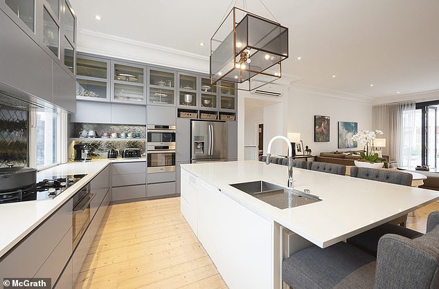 تتضمن أبرز الميزات مطبخًا فاخرًا كبير الحجم مزود بفرنين وخزائن عرض LED