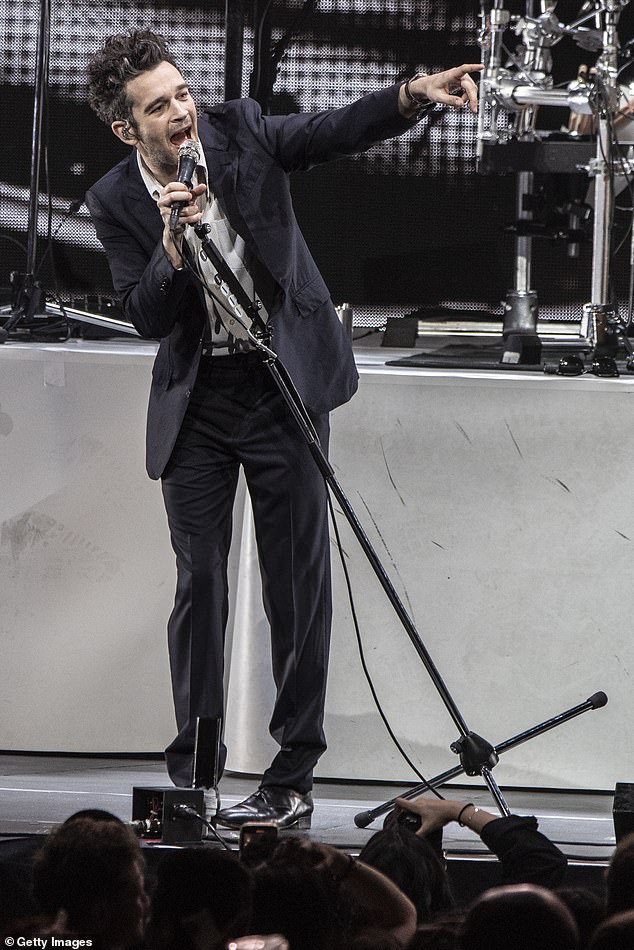 يظهر ماتي على المسرح في يناير 2024