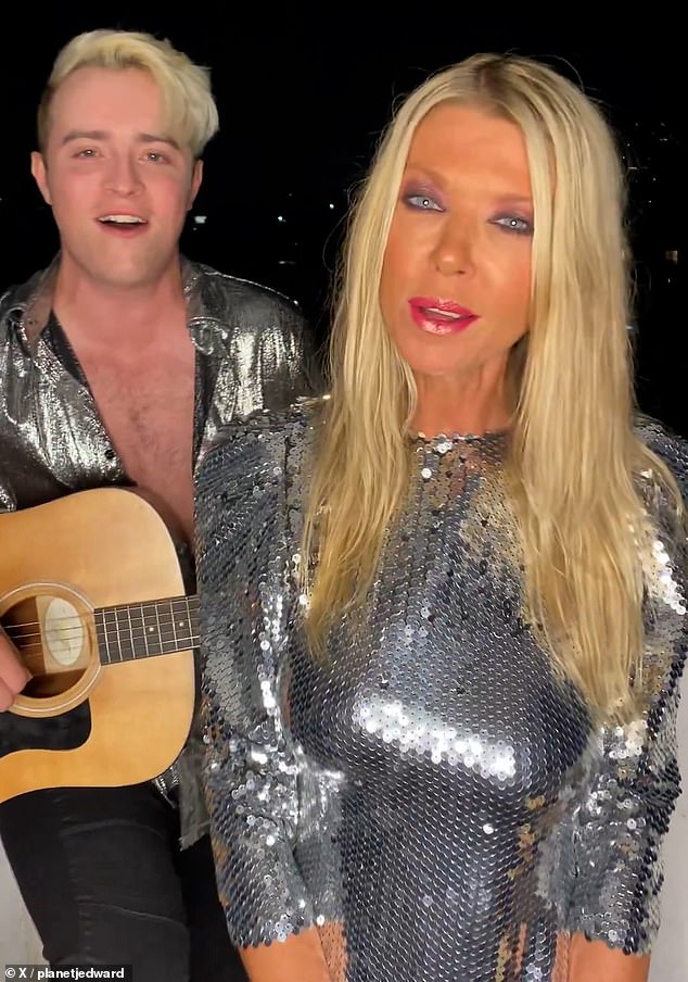 قام نصف Jedward بعزف الغيتار الصوتي أثناء العرض المصغر وتناغم مع Tara، المعروفة بالتمثيل في سلسلة أفلام American Pie