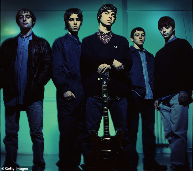 فرقة الروك Oasis من مانشستر عام 1993. من اليسار إلى اليمين: بول آرثرز (المعروف أيضًا باسم Bonehead)، وليام، ونويل، وتوني ماكارول، وبول ماكجويجان