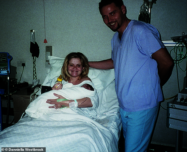 في عام 2018، أخبر كاي كيف يسامح والدته على صراعها مع المخدرات، وتحديدًا عندما تناولت الكوكايين أثناء حملها به في عام 1996، في مقابلة مع صحيفة ديلي ستار (دانييلا في الصورة مع كاي حديث الولادة وشريكه السابق كيفن)