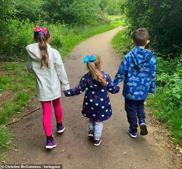 العارضة وزوجها السابق بادي ماكجينيس، 50 عامًا، لديها توأمان يبلغان من العمر عشر سنوات، ليو وبينيلوب، 10 أعوام، وفيليسيتي، 7 أعوام، وقد تم تشخيص إصابتهم جميعًا بهذه الحالة.