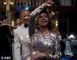 في المقطع الدعائي الذي أصدرته قناة ABC يوم الاثنين، ظهرت أيقونة موسيقى الريف، 58 عامًا، كضيفة في مشهد، لتنضم إلى المسلسل الذي يقوم ببطولته جوشوا جاكسون