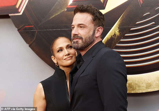 تزوجت جينيفر وبن في حفل حميم في 16 يوليو 2022، لكنهما عقدا قرانهما لاحقًا للمرة الثانية أمام العائلة والأصدقاء في منزل بن في ساوث كارولينا في 20 أغسطس 2022 - قبل عامين من تقديمها طلب الطلاق.