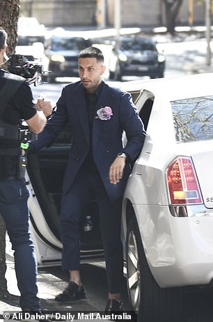 بفضل خبرته الرائعة في عروض الأزياء البارزة والإعلانات التلفزيونية ومقاطع الفيديو الموسيقية، أصبح تيجاي مستعدًا لتقديم أفضل ما لديه في حفلات العشاء