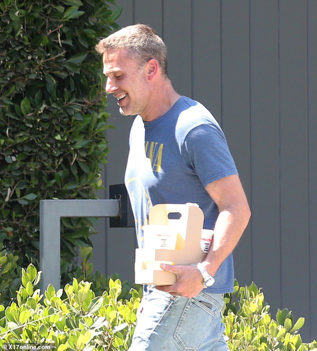 أبدى مدير Argo ابتسامة مشرقة وهو يحمل الطعام من Jack In the Box إلى منزله المستأجر في Brentwood، واختار قضاء عطلة نهاية الأسبوع في الداخل