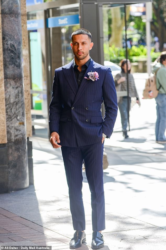 في يوم زفافه، ارتدى تيجاي بدلة زرقاء داكنة مخططة ذات صدرين، مع قميص أسود تحتها.